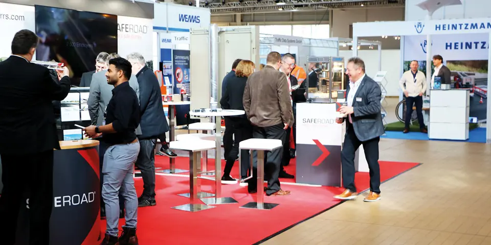 Fachgespräche am Saferoad-Stand während des Deutschen Straßenausstattertags 2023.
